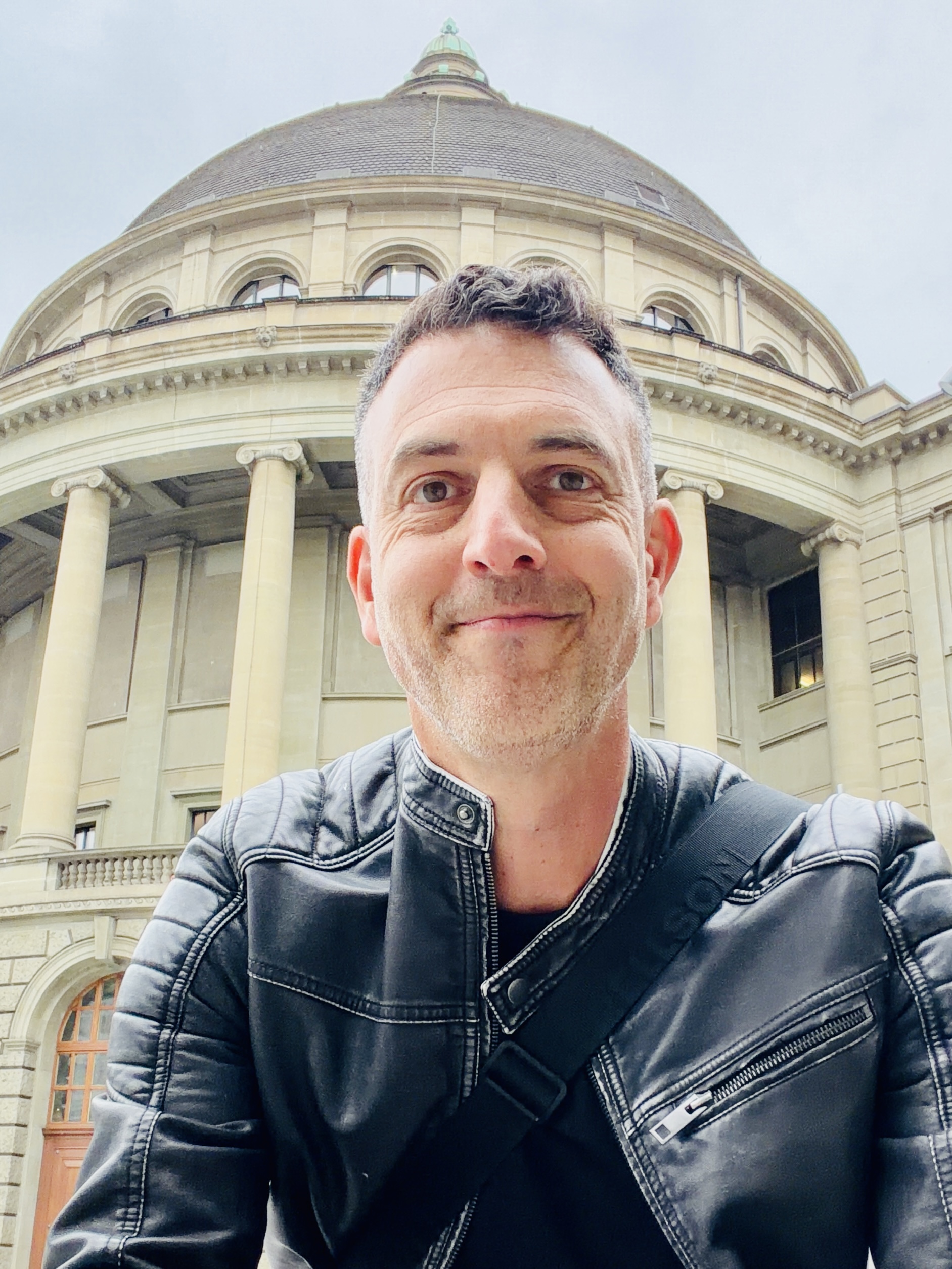 Dr. Tobias Heilmann vor dem Hauptgebäude der Universität Zürich